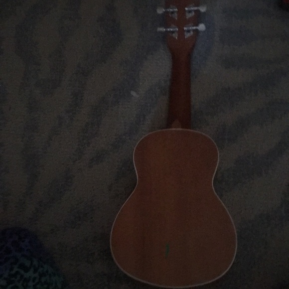 ukulele Mitchell - Picture 3 of 5